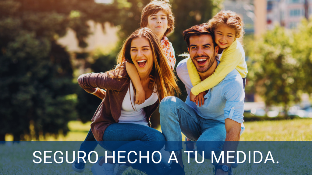 Imagen de una familia feliz disfrutando al aire libre, simbolizando la tranquilidad y protección que brinda un seguro adecuado.