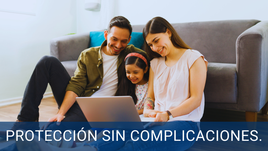 Familia sonriente mirando una laptop desde la comodidad de su hogar, representando la facilidad y tranquilidad de contar con protección sin complicaciones.