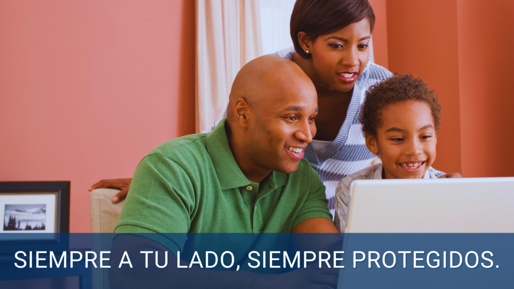 Familia feliz y unida mirando una computadora portátil, representando la protección constante y el apoyo incondicional.